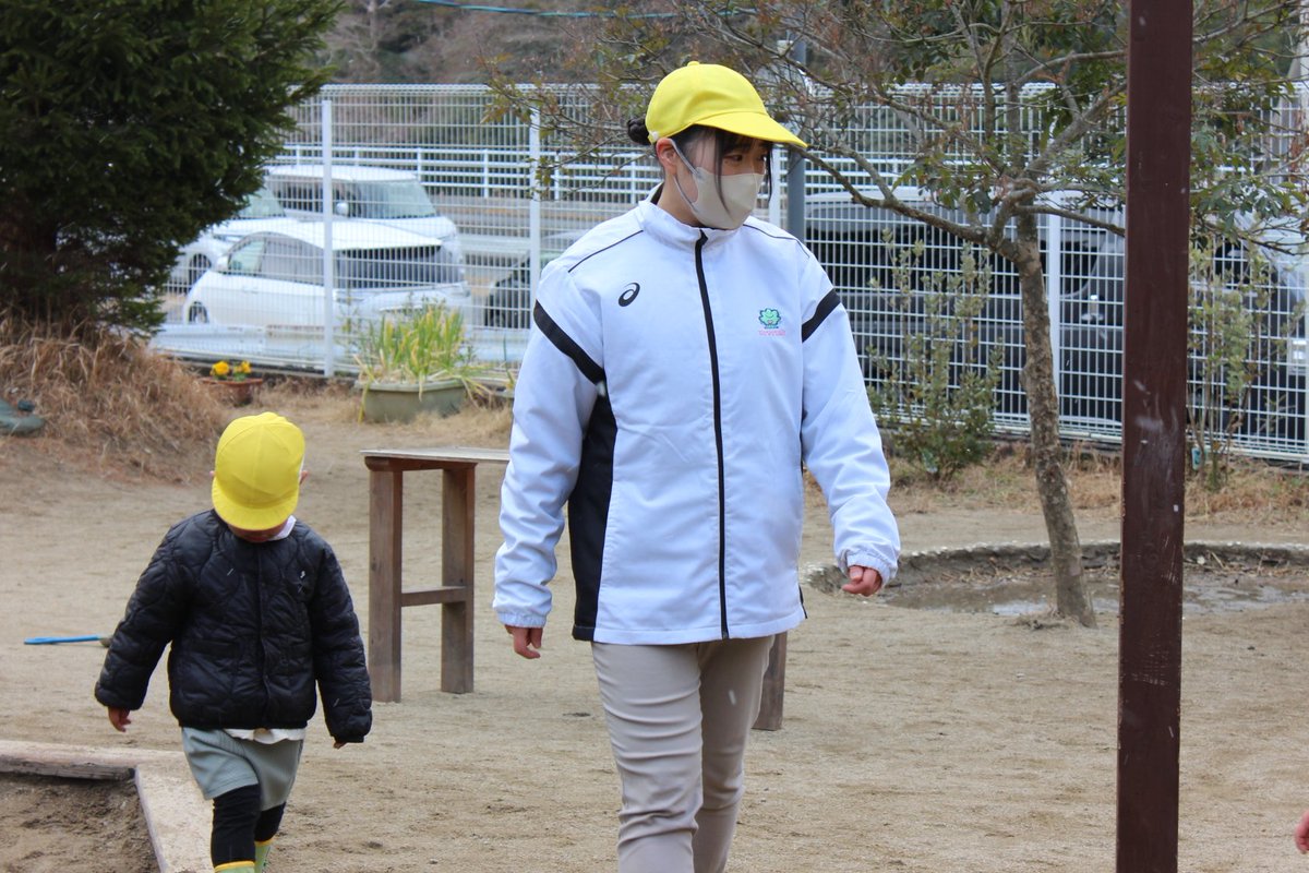 huma_tan's tweet photo. 本日は、卒業生の活躍をパンフレットに掲載するため、津市にある #認定こども園子どもの杜ゆたか園 へ取材に行ってきました❄️
卒業生が頑張って働いているところを見ると、とても嬉しい気持ちになります😁
寒い中でも外遊びを元気にする子どもと、見守る #保育者 さんは偉大だなと改めて感じました🫡 https://t.co/qpftpdTTUn