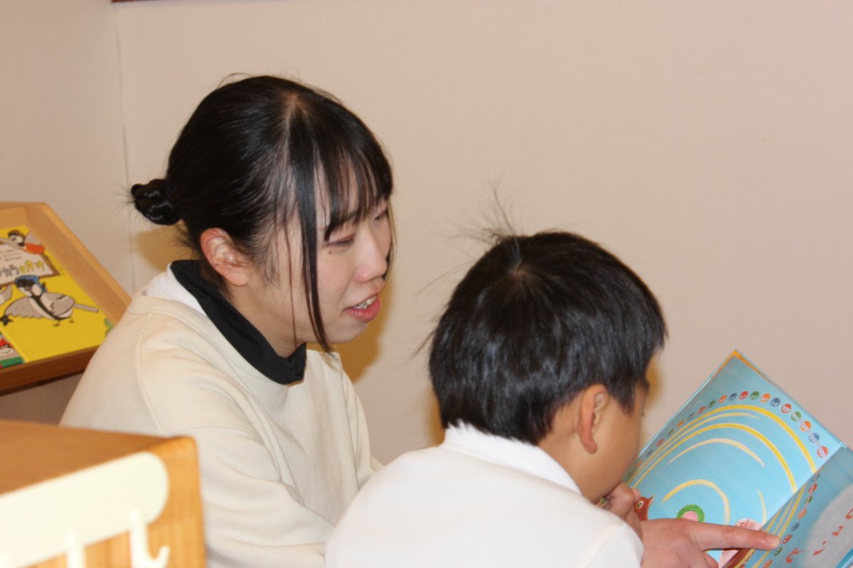 huma_tan's tweet photo. 本日は、卒業生の活躍をパンフレットに掲載するため、津市にある #認定こども園子どもの杜ゆたか園 へ取材に行ってきました❄️
卒業生が頑張って働いているところを見ると、とても嬉しい気持ちになります😁
寒い中でも外遊びを元気にする子どもと、見守る #保育者 さんは偉大だなと改めて感じました🫡 https://t.co/qpftpdTTUn
