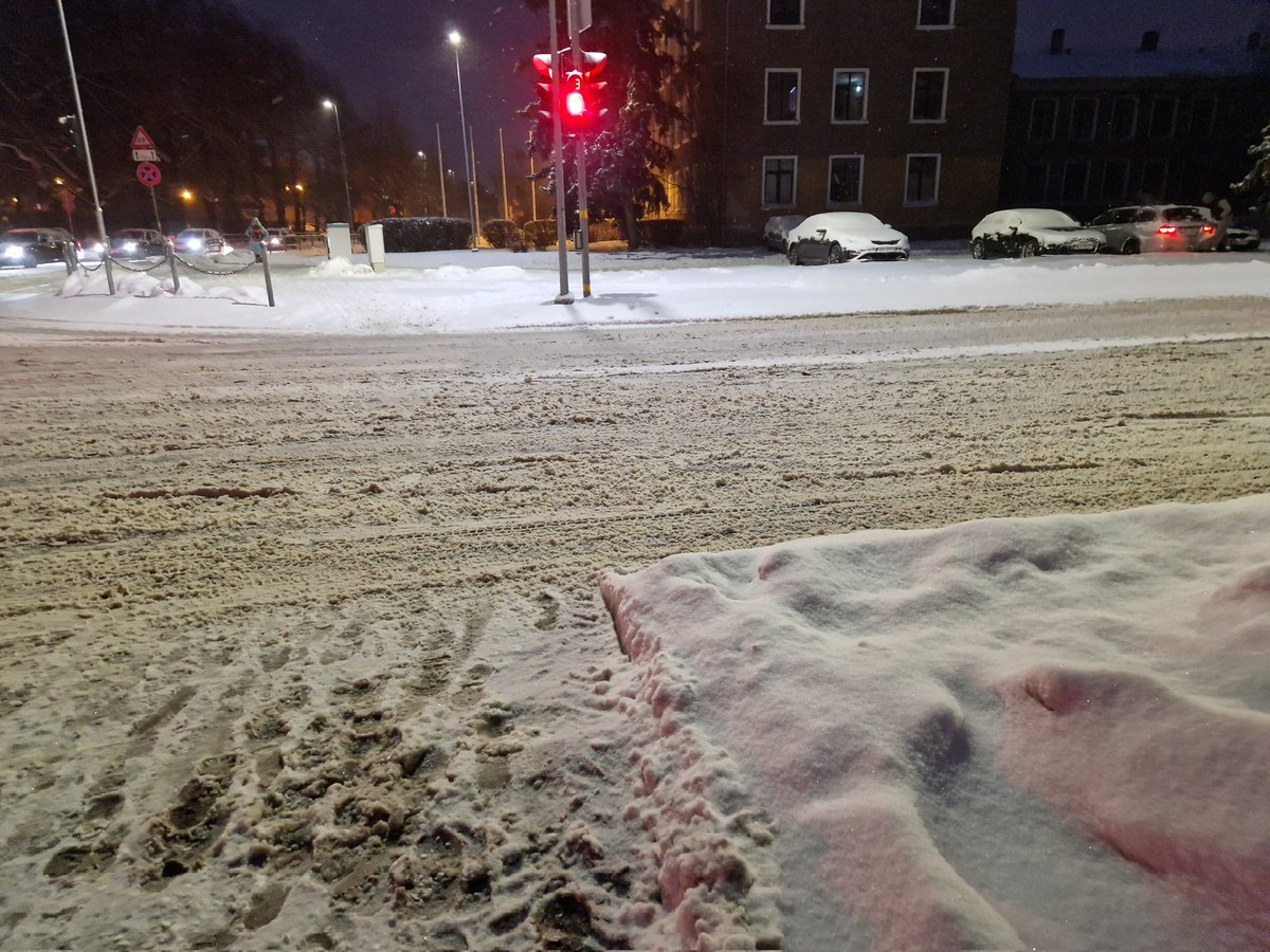 MeteoLatvia's tweet photo. Šorīt ceļš uz skolu sniegots un ļoti ziemīgs. ❄️☃️
#sniegs #putenis #ziema https://t.co/49cdAYZySV