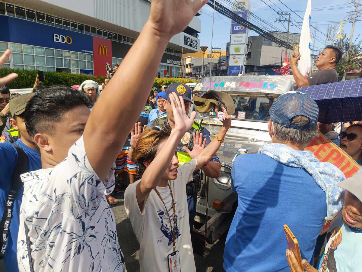 PUPTheCatalyst's tweet photo. ALERT | Kasalukuyang hinaharangan ng mga pulis ang mga dyip na kasama ng mga nagpo-protesta sa Welcome Rotonda, Quezon City.

Nakatakdang magmartsa ang hanay patungong Mendiola para ipagpatuloy ang programa laban sa PUV Modernization Program. https://t.co/WMu3Oe1huL