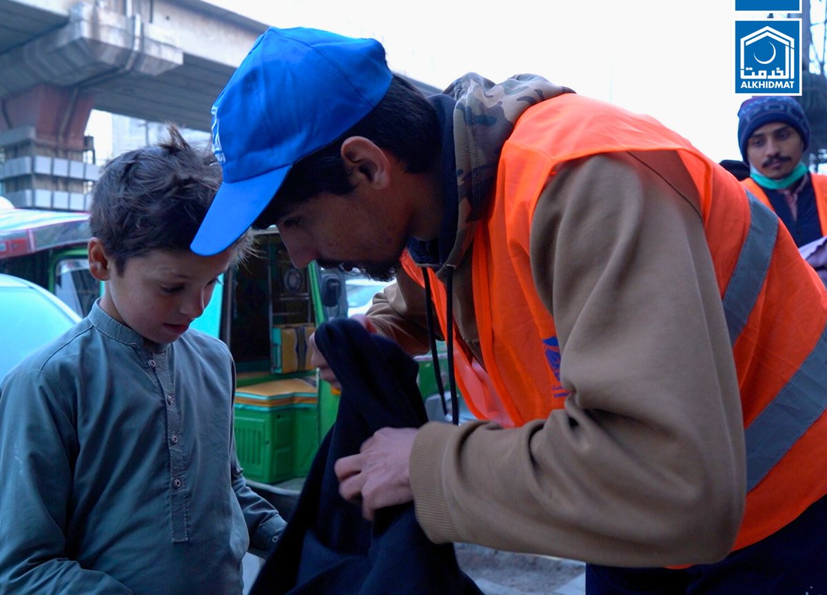 AkfDistSialkot's tweet image. موسم سرما کی شدت کے پیشِ نظر شاہکام انڈسٹریز کے تعاون سے الخدمت فاؤنڈیشن کے زیر اہتمام لاہور  کے باسیوں میں گرم ملبوسات تقسیم  کیے گئے
#winterclothes #winter #winterpackage #Lahore #volunteer #AlkhidmatFoundation #alkhidmatfoundationcentralpunjab