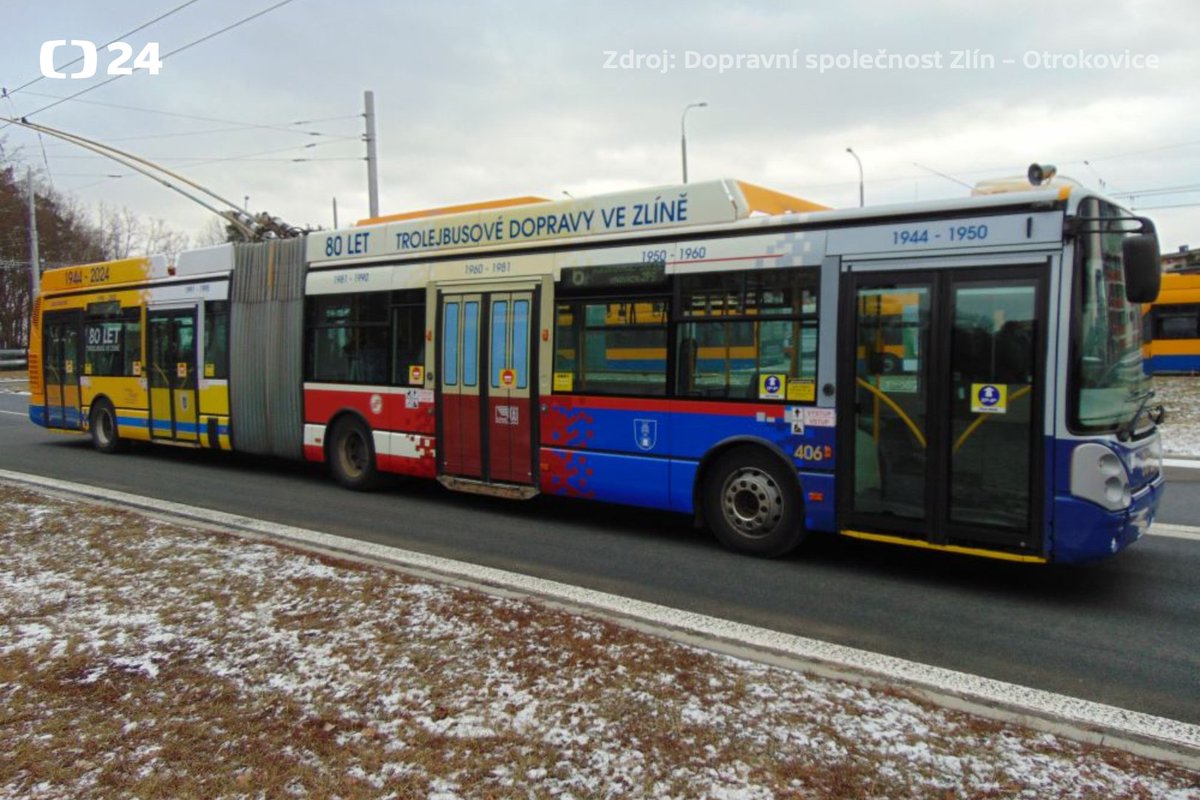 UdalostiBrno's tweet photo. Speciální polep jednoho z trolejbusů připomíná letošní 80. výročí trolejbusové dopravy ve Zlíně. 🚎 Karoserie kloubového vozu s evidenčním číslem 406 je rozdělena do sedmi polí, ve kterých je zobrazen vývoj barevného provedení laku vozidel MHD od roku 1944 do současnosti. https://t.co/KvMArkKI9a