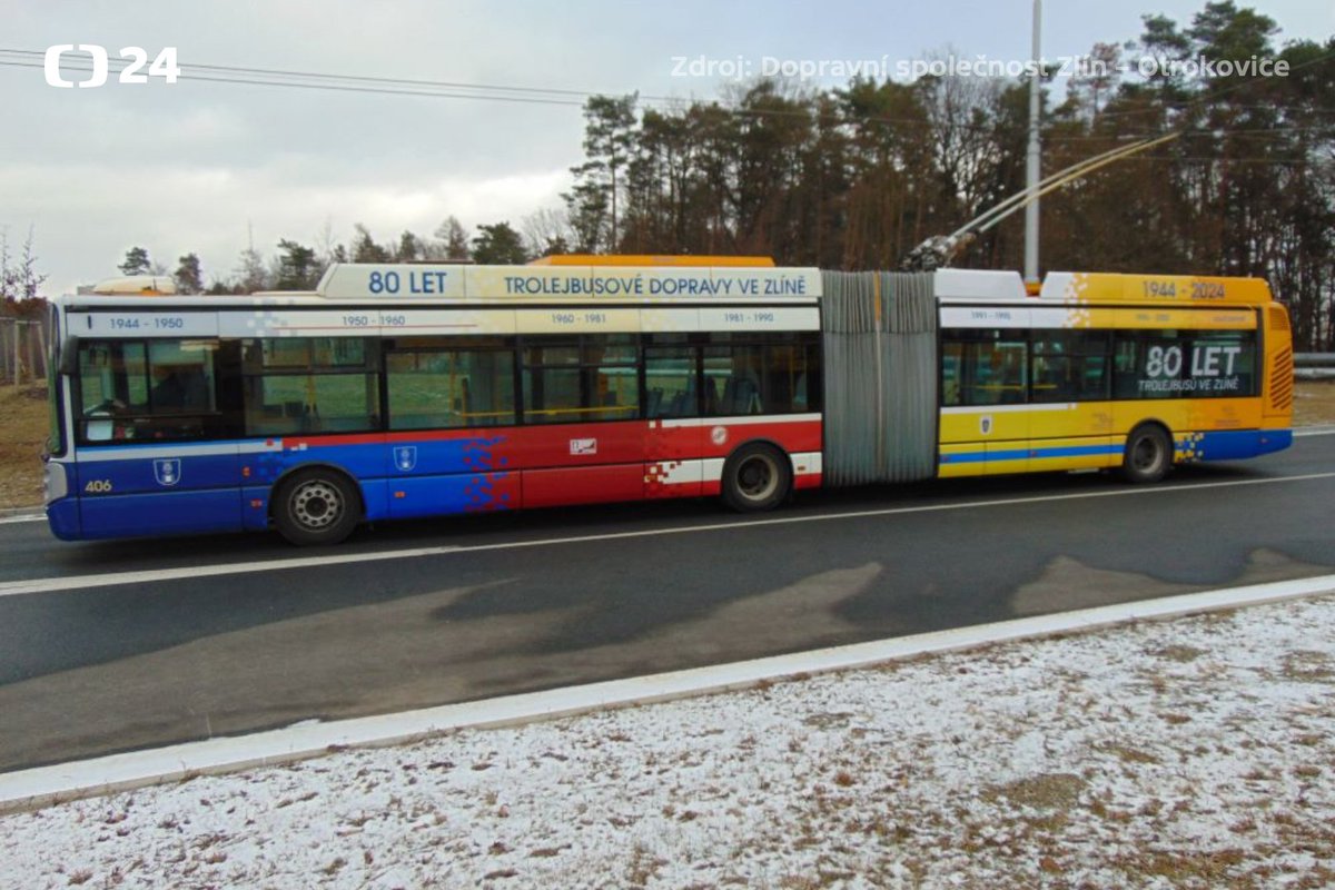 UdalostiBrno's tweet photo. Speciální polep jednoho z trolejbusů připomíná letošní 80. výročí trolejbusové dopravy ve Zlíně. 🚎 Karoserie kloubového vozu s evidenčním číslem 406 je rozdělena do sedmi polí, ve kterých je zobrazen vývoj barevného provedení laku vozidel MHD od roku 1944 do současnosti. https://t.co/KvMArkKI9a