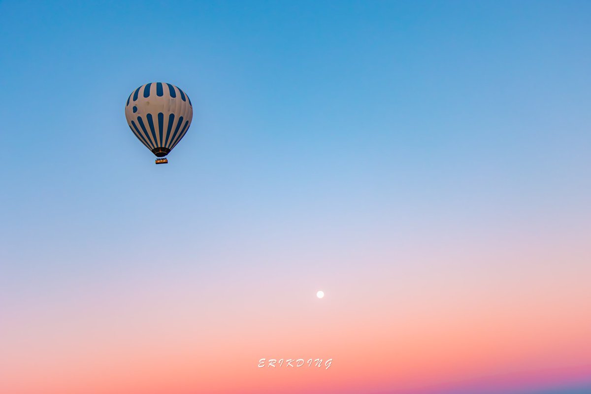 #hotairballoon #surprisedelivery #chocolatebouquet #balloons #travel #hotairballoons #cappadocia #balloon #ballooning #turkey #sunrise #photography #love #hot 
 #travelphotography #nature #kapadokya #sky #moon #beautiful #bhfyp