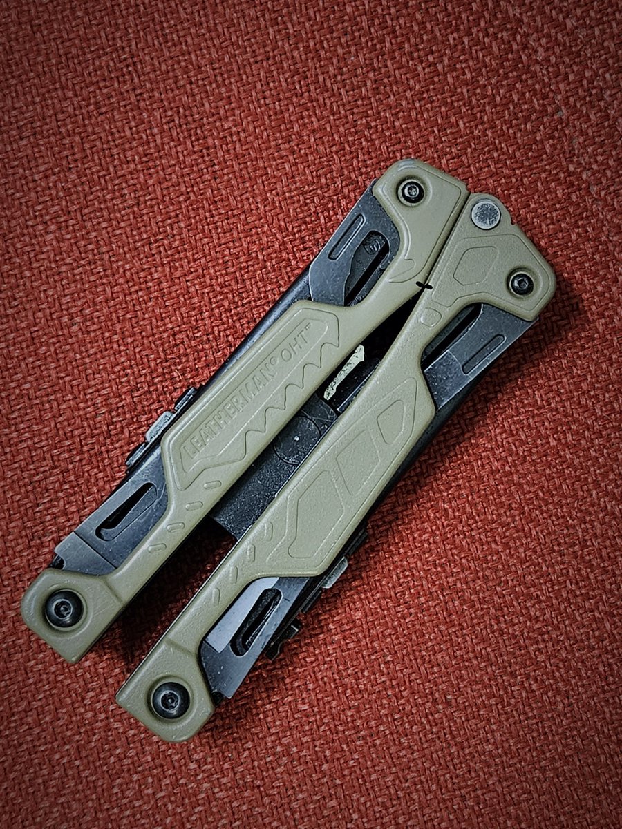 bahabidari's tweet photo. Leatherman OHT and similar multitools are total game-changers for everyday carry (EDC). They're like a mini toolbox that fits right in your pocket, ready for anything from quick fixes to surprise challenges. Be prepared, folks! #MultitoolMagic #EDC #LeathermanOHT https://t.co/OzeZ1rv8Gg