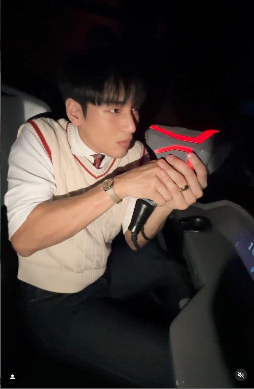 ApoNattawinSg's tweet photo. Cutie Po updated his HK DisneyLand fun times video!
Do engage in IG!
#apocolleagues
#HKDisneyland @hkdisneyland
#nnattawin #Momentous #LoveTheMemory #CastleOfMagicalDreams @Nnattawin1 https://t.co/uDQVspAf5e