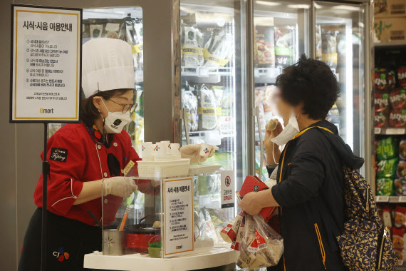Old_SpicyGinger's tweet photo. In Korea, it's common to try a sample before buying a pack of dumplings.

This got me thinking about #XOCIETY’s second Frontier Avatar Mint & Holder Test.
Why do other projects just promise rather than let you experience? Shouldn't players get to experience the game before deciding to own the NFTs? And on my side, I want more players to have #XOCIETY's NFTs, so I'm discussing with the team to proceed with the sale under this direction:
No free lunch, Play to mint.
