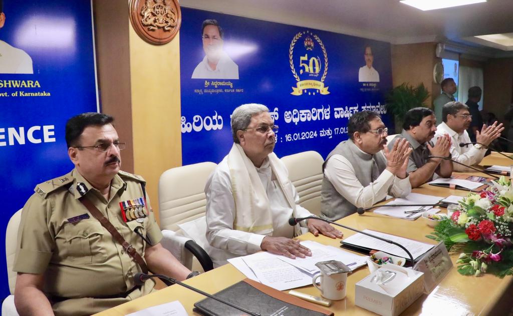 ರಾಜ್ಯ ಪೊಲೀಸ್ ಮಹಾನಿರ್ದೇಶಕರ ಕಚೇರಿಯಲ್ಲಿ ನಡೆದ ಹಿರಿಯ ಪೊಲೀಸ್ ಅಧಿಕಾರಿಗಳ ವಾರ್ಷಿಕ ಸಮಾವೇಶದಲ್ಲಿ ಮುಖ್ಯಮಂತ್ರಿ <a href="/siddaramaiah/">Siddaramaiah</a> ಅವರು ಪಾಲ್ಗೊಂಡು ಮಾತನಾಡಿದರು. 

ಕರ್ನಾಟಕ ನಾಮಕರಣಗೊಂಡು, ಏಕೀಕರಣದ 50 ವರ್ಷದ ನೆನಪಿಗಾಗಿ ಸುವರ್ಣ ಪೊಲೀಸ್ ಭವನ ಕಟ್ಟಡ ನಿರ್ಮಾಣಕ್ಕೆ ಬಜೆಟ್ ನಲ್ಲಿ ಹಣ ನೀಡಲಾಗುವುದು. ಖಾಲಿ ಇರುವ ಪೊಲೀಸ್