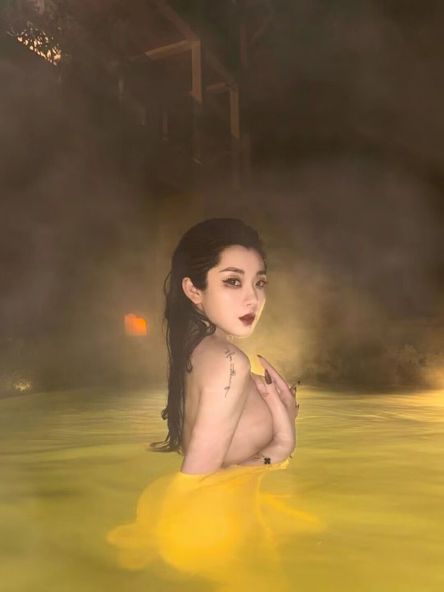CR52088's tweet photo. 你女朋友怎么全裸泡温泉啊，周围人都看着呢
#绿帽 #淫妻 #意淫 #绿王八 #射屏 #文爱 #剧情 #问答 https://t.co/tlo7t7PYJB