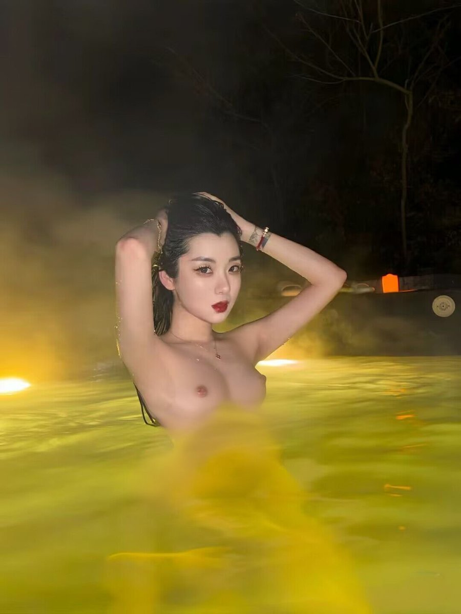 CR52088's tweet photo. 你女朋友怎么全裸泡温泉啊，周围人都看着呢
#绿帽 #淫妻 #意淫 #绿王八 #射屏 #文爱 #剧情 #问答 https://t.co/tlo7t7PYJB