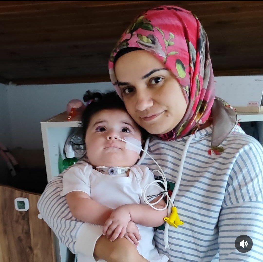 Ben anneyim. Çocuğuma  bakınca gülümsemek isteyen, evladının gözlerinde mutluluktan başka ifade olmasın isteyen bir anneyim. Elimden hiç bir şey gelmiyor. 
Lütfen yalvarıyorum kızımı görün.
Siz olmadan başaramayız… 🙏🌼
#uzmançavuş #Kaza polis #Mersin 25 euro 
#MuratKurumNerede