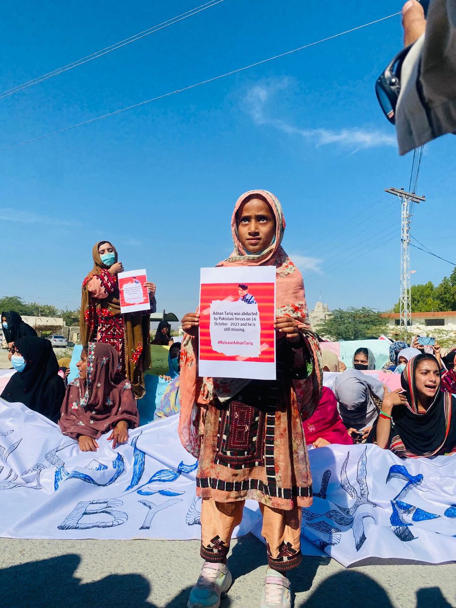 BYCTump's tweet photo. مروچی تمپ ءَ روانک کشگ بیتگ اسلام آباد ءَ زھرشانی ءَ نندوکیں گار ءُ بیگواہیں کھولانی پلہ مرزی ءَ، ما ریاست ءَ گشگ لوٹیں کہ بلوچے نسل کشی بند بکنت ءُ گار ءُ بیگواہیں مردماں آجو بکنت۔
#IStandWithBalochMarch https://t.co/HJZAsr9BOE