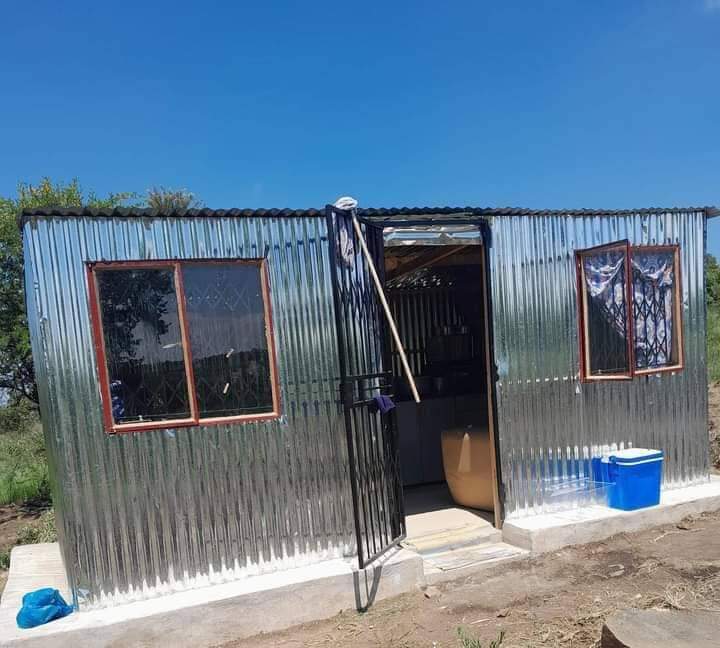 iamUwemBenjamin's tweet photo. Yo build house is not difficult again

You're the one looking for brick house

What do you think😂🤣😂🤣 https://t.co/YlJbsm12Vb