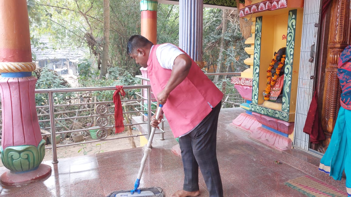 padhi_hemanta's tweet photo. ମାନନୀୟ ପ୍ରଧାନମନ୍ତ୍ରୀ ଶ୍ରୀ @narendramodi ଜୀଙ୍କ ଆହ୍ବାନ କ୍ରମେ 14 ଜାନୁଆରୀ ରୁ 22 ପର୍ଯ୍ୟନ୍ତ ଦେଶର ସମସ୍ତ ମନ୍ଦିର ଏବଂ ତୀର୍ଥସ୍ଥଳୀରେ ସ୍ୱଚ୍ଛତାର ଏକ ବିଶାଳ ଅଭିଯାନ ହେଉଅଛି ;ଏହି ଅବସରରେ ଆଜି ଇଚ୍ଛାପୁର ସ୍ଥିତ ପ୍ରଭୁ ଶ୍ରୀରାମ ଲାଲା ଙ୍କ ମନ୍ଦିରରେ ସଫେଇ କରିଲୁ ।।
#SwachhTeerth
@dpradhanbjp
@sunilbansalbjp https://t.co/3eoarsGtHE