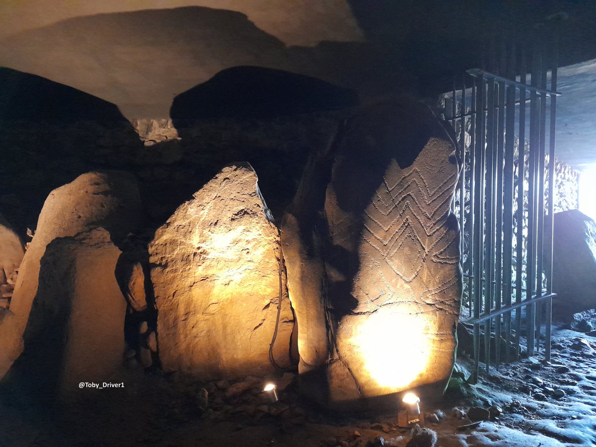 #TombTuesday A freezing January day inside the restored #Neolithic passage grave of Barclodiad y gawres on Ynys Môn/Anglesey, with its extraordinary Boyne Valley style rock art visible on the 'guardian' stone at the entrance 

📷 My own, January 2023