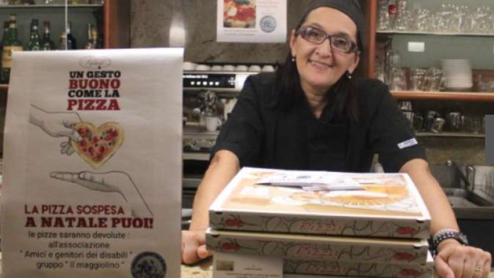 AleAmbrosiTW's tweet photo. “Grazie per aver massacrato mia madre. 
Adesso cerchi pure la sua prossima vittima”, scrive la figlia di #GiovannaPedretti a #Selvaggia #Lucarelli.

 Se uno squalo ti porta via la gamba, attento che arriva la Lucarelli a spiegarti cosa devi o non devi fare e come stare al mondo.
Se pubblichi una recensione sul tuo ristorante, attenta che arriva la Lucarelli a spiegare se è vera o se falsa e ti mette alla berlina davanti ai suoi “followers” che ti vomitano addosso ogni cattiveria.

Noi non siamo esseri perfetti.
Commettiamo errori tutti i santi giorni della vita, per carità.

Giovanna non ha retto, è morta, rimarrà per sempre sotto terra mentre la Lucarelli non riesce ad avere nemmeno mezza parola non dico di autocritica - sarebbe troppo -, di esitazione o anche solo di riflessione.

Credo occorra davvero una rivolta civile contro questi giustizieri social da quattro soldi e le loro cosiddette “inchieste”, sempre così bravi e implacabili a scagliare la prima pietra sulle vite degli altri, sempre col ditino alzato a bacchettare questo o quello e a spaccare il capello (sempre degli altri) in quattro.

Che schifo. Che vergogna. 
Che immane disastro umano e culturale.

La mia TOTALE solidarietà alla famiglia di Giovanna.

Recensione vera, falsa, non lo so e - posso dirlo? - non me ne frega nulla.

So che però rispetto a voi Giovanna a voi era diversa.
Perché almeno era un essere umano.

E non mi fate paura, voi, i vostri milioni di followers, il vostro schifoso e fintissimo moralismo di plastica!