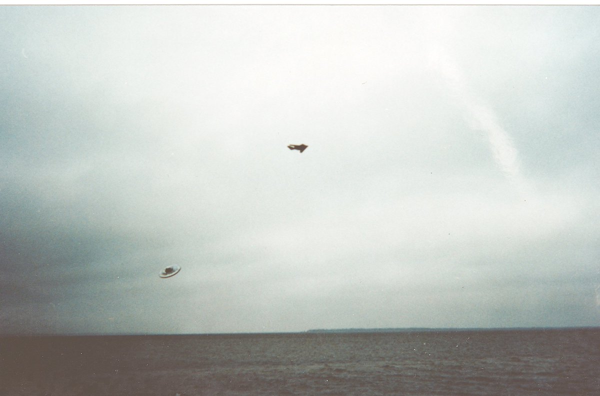 The_UFO_Case's tweet photo. #ufoX who took these photos?

#ufotwitter 
#UFOSightings 
#UFOキャッチャー 
#UFO 
#uforevolution
#UAP https://t.co/AR6ca99rqW