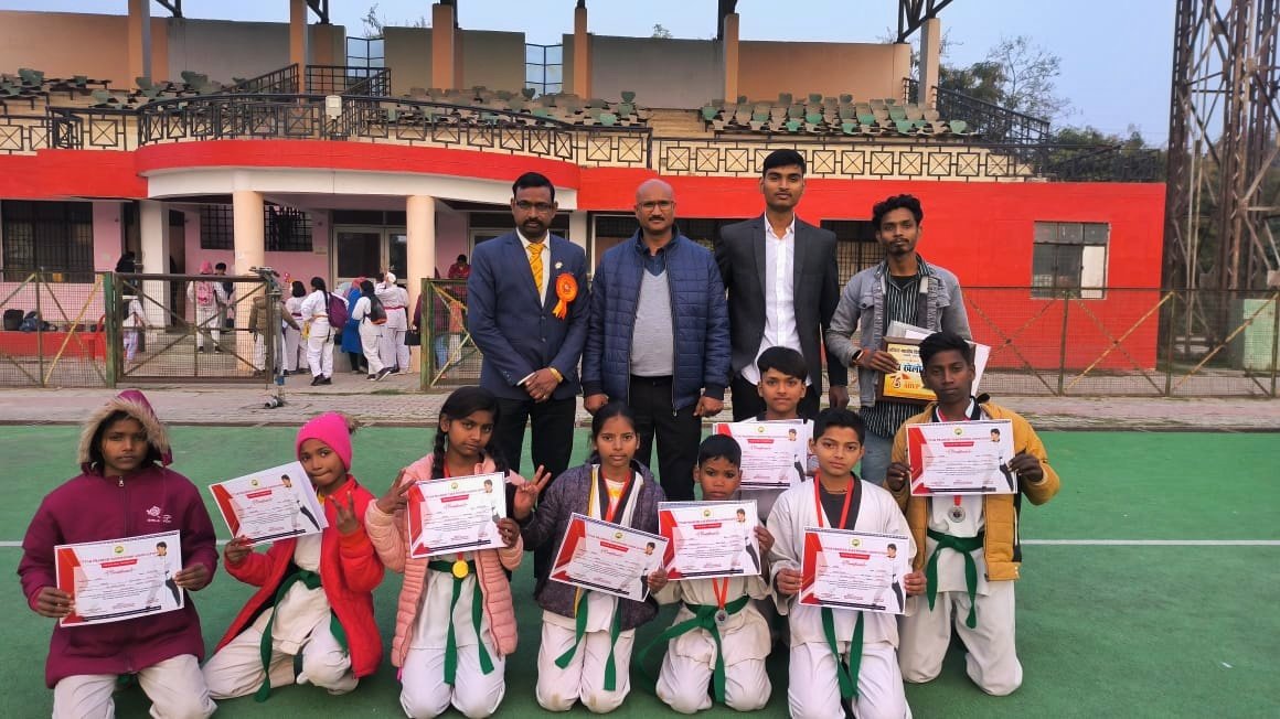 TkdRbl's tweet photo. रायबरेली मोतीलाल नेहरू स्टेडियम में बच्चों को ताइक्वांडो कलर बेल्ट टेस्ट की सर्टिफिकेट देकर सम्मानित किया गया
#taekwondo_raebareli https://t.co/sDMekxkWfp