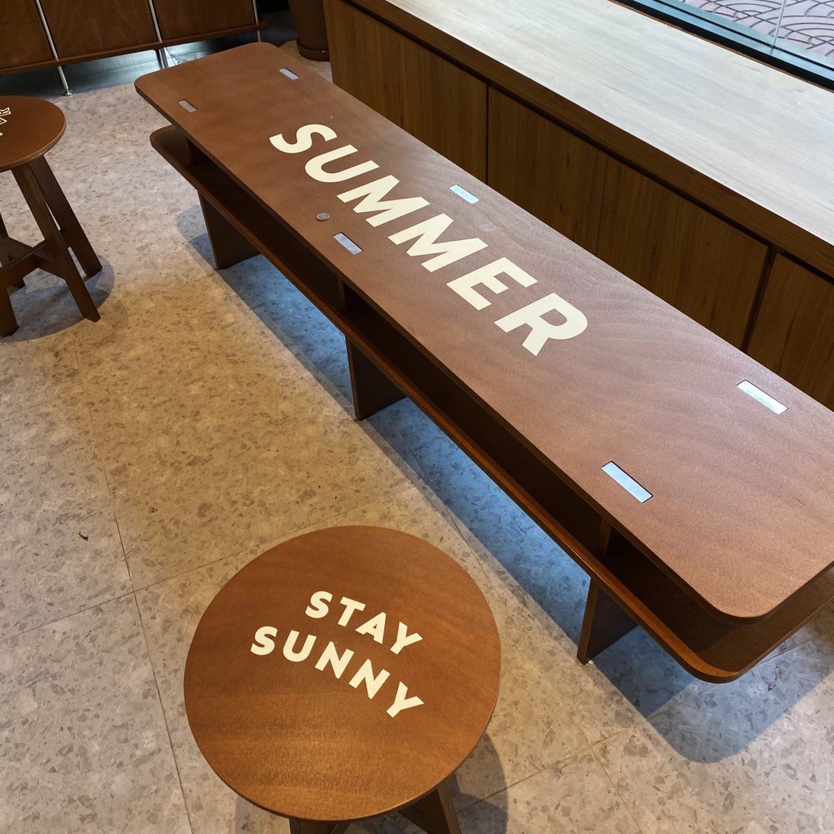 The Summer Coffee Company 
ร้านดังจากอยุธยามาเปิดสาขาที่กรุงเทพฯ แล้ว! ย่านคลาสสิกเมืองเก่าตลาดน้อยนี่เอง เครื่องดื่ม ขนม หลายเมนูที่ไปอยุธยาทุกครั้งต้องสั่งที่นี่คือมีครบ
🚩 : ตลาดน้อย เจริญกรุง⁣
🕑 : เปิดเวลา 08.00 - 20.00 น. #อร่อยบอกต่อ #รีวิวคาเฟ่ #aroii <a href="/aroii/">@aroii บอกต่อ</a> #cafehopping