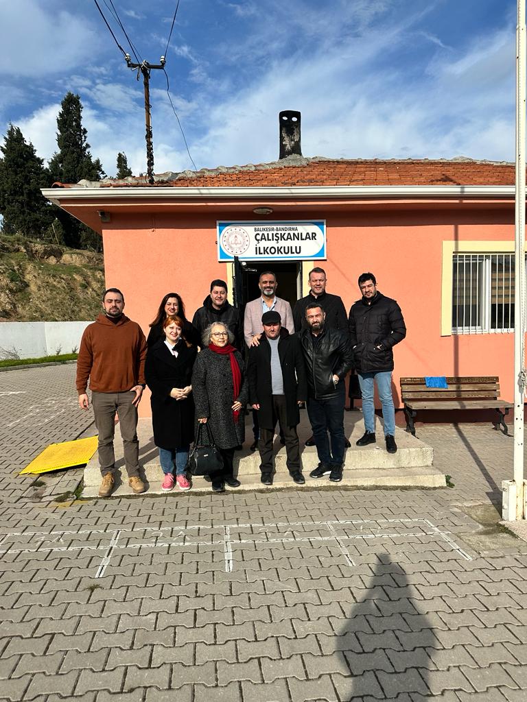 babisad1903's tweet photo. Değerli Beşiktaşlılar
"Şehrimizin çocukları üşümesin." Diyerek başlattığımız yardım kampanyasına kısa sürede büyük destek vererek katkıda bulunduğunuz için teşekkür ederiz. 
Çalışkanlar İlköğretim Okuluna çocuklarımızın kışlık giyim yardımı teslim edilmiştir. https://t.co/eUaoE7QHsV