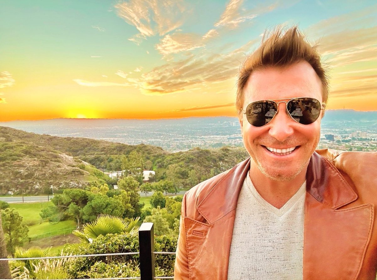 jackmaxwell_'s tweet photo. Hello and happy Sunday from Burbank, California!🌞 https://t.co/AZdOgfLz8O