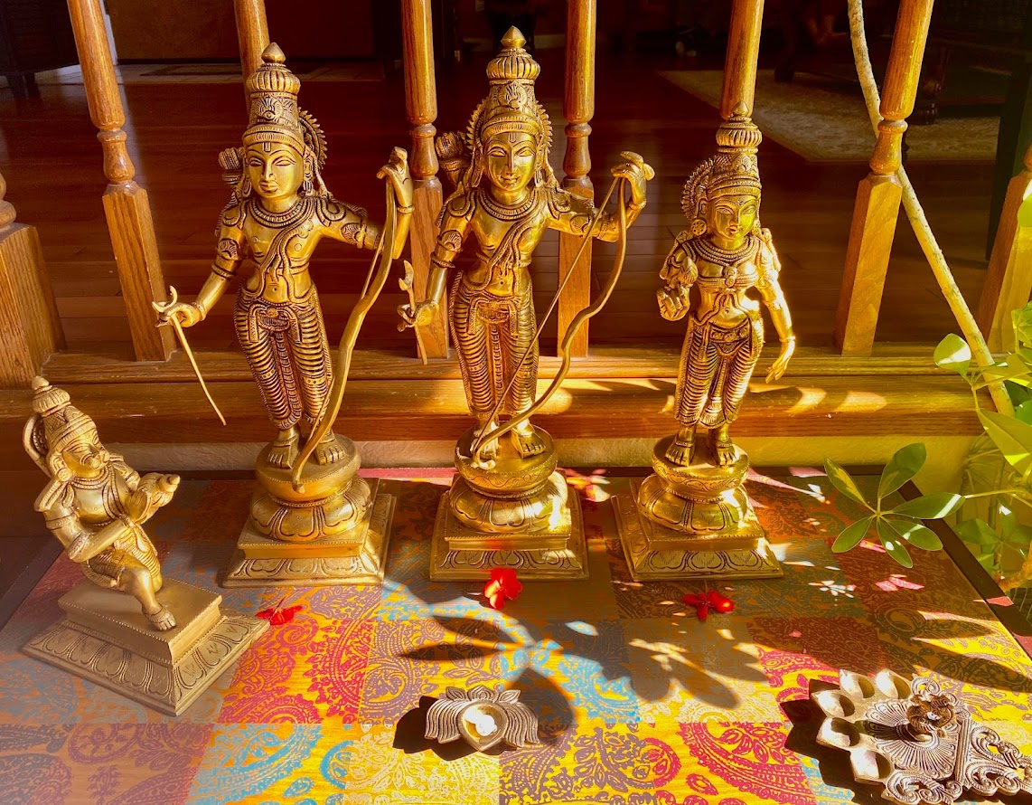 hamsanandi's tweet photo. #Rama #JaiShriRam #NewComposition 🙏
Will share the musical structure in a few days!
ರಾಮ ಬರುವುದ ನೋಡಿರೇ ಸೀತಾ
ರಾಮಗಾರತಿ ಎತ್ತಿರೇ! ಮುದದಲಿ ॥ ಪ॥
ಸಾಮ ದಾನವ ಭೇದ ದಂಡವ
ಪ್ರೇಮದಲಿ ಜಗಕೆ ತೋರಿದ ಮನದಭಿ ॥ಅ.ಪ ॥
ಮುನಿಗಳ ಯಾಗವ ಕಾಪಿಡಲಿಕಿವ
ಅನುಜನೊಡನೆ ದುಷ್ಟರ ದಮನಿಸಿ
ಮುನಿ ಪತ್ನಿಯನುದ್ಧರಿಸುತಲಿ ತಾ
ಜನಕ ಕುವರಿಯ ವರಿಸಿ ಸಾಕೇತಕೆ
॥ರಾಮ ಬರುವುದ ನೋಡಿರೇ॥
ತಂದೆಯ ಮಾತಿಗೆದುರಾಡದೆಯೇ
ಒಂದೇ ಮಾತು ಒಂದೇ ಬಾಣವು
ಎಂದನಿಸಲಿಕೆ ವಿಗ್ರಹ ರೂಪನು
ಬಂದನೆ ವನಕೆ! ಲಕ್ಷ್ಮಣನೊಡನೆಯೆ
॥ರಾಮ ಬರುವುದ ನೋಡಿರೇ ॥
ಅತ್ರಿಮಹರ್ಷಿಯ ಬೀಳುಕೊಡುತಲಿ
ಚಿತ್ರಕೂಟದಿ ತಾಪಸಿ ಜನಗಳ
ಮಿತ್ರನಾಗುತ ಪಂಚವಟಿಯೊಳು
ಚಿತ್ರದ ಚಿನ್ನದ ಜಿಂಕೆಯ ಹಿಂದೆಯೆ
॥ ರಾಮ ಬರುವುದ ನೋಡಿರೇ ॥
ಮಡದಿಯ ರಕ್ಕಸನಪಹರಿಸಿರಲು
ಹುಡುಕುತ ನಡೆದನು ದುಃಖದ ಮಡುವಲಿ
ಕೋಡಗರರಸನ ಕಂಡಿರಲಾತನ
ಮಡದಿಯ ಕದ್ದವನನು ಸಂಹರಿಸಿ
॥ ರಾಮ ಬರುವುದ ನೋಡಿರೇ ॥
ಹನುಮನು ಸಾಗರವನು ದಾಟಿ
ಜಾನಕಿಯ ಕಂಡು ಉಂಗುರವಿತ್ತು
ವಾನರರೊಂದಿಗೆ ಮರಳಿರೆ ವಾರ್ತೆಯ
ತಾನೇ ಕೇಳಲಿಕೆನ್ನುತ ತವಕದಿ
॥ ರಾಮ ಬರುವುದ ನೋಡಿರೇ ॥
ದುರುಳನ ಕೊಂದು ಅನುಜ ವಿಭೀಷಣನ-
-ನಿರಿಸುತ ಲಂಕಾಪುರಿಯ ಪಟ್ಟದಿ
ಸರಸದಿ ಜಾನಕಿಯೊಡನೆ ಪುಷ್ಪಕ
-ವೇರಿ ಅಯೋಧ್ಯಾ ನಗರಿಗೆ ಮೆರೆಯುತ
॥ ರಾಮ ಬರುವುದ ನೋಡಿರೇ॥
ದುರಿತ ಕಾಲದೊಳು ಅವನಾಲಯವೇ
ಮುರಿದೊಡೆದಿದ್ದ ಭಕ್ತರ ಹೃದಯಗಳು
ಹರುಷದಲಿಂದು ಸಂಭ್ರಮಿಸಿರೆ ಆ -
-ಸರೆಯಾಗುತ ತನ್ನ ಮನೆಯೊಳಗಿಂದು
॥ರಾಮ ಬರುವುದ ನೋಡಿರೇ ॥
-ಹಂಸಾನಂದಿ
#ಸ್ವಂತರಚನೆ