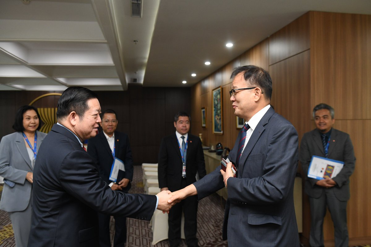 This morning, SecGen Dr. Kao Kim Hourn met with Executive Director of the Asian Forest Cooperation Organization Dr. Park Chongho. They discussed the promotion of sustainable forest management and empowering forest communities in the region.