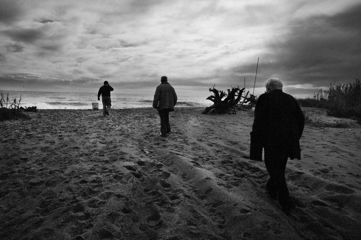 Sergi_Bernal's tweet photo. Fa 13 anys visitava per primera vegada a l família Benaiges a Mont-roig. M'esperaven els Jaume's i l'Elisa. 
A l'obrir l caixa dels quaderns i veure el del Mar, jo que venia de documentar la fossa de La Pedraja, m'emocionà l història q tenia al davant.
#elmestrequevaprometreelmar https://t.co/UtE8phcJH5