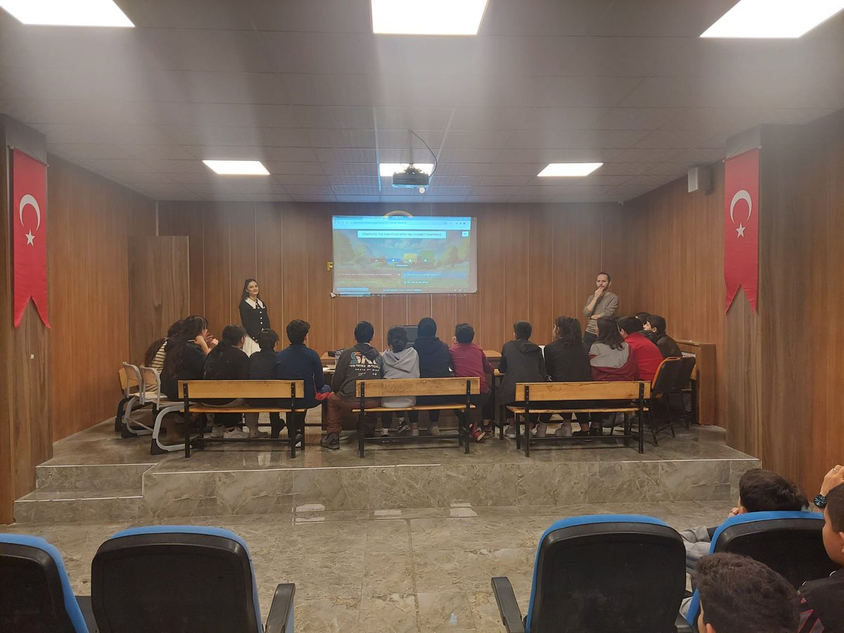 OralFeridun's tweet photo. Dönem sonu faaliyet haftasında öğrencilerimizin keyifli ve öğretici bir hafta geçirmesi için düzenlenen etkinlikler kapsamında sekizinci sınıflar arasında düzenlenen bilgi yarışmasında
🥇8-A sınıfı
🥈8-E sınıfı
🥉8-B sınıfı olmuştur. Dereceye giren sınıflarımızı tebrik ederiz.👏 https://t.co/dsa3wgFS0v