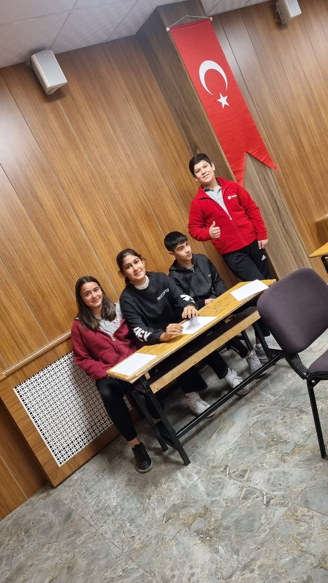 Dönem sonu faaliyet haftasında öğrencilerimizin keyifli ve öğretici bir hafta geçirmesi için düzenlenen etkinlikler kapsamında sekizinci sınıflar arasında düzenlenen bilgi yarışmasında
🥇8-A sınıfı
🥈8-E sınıfı
🥉8-B sınıfı olmuştur. Dereceye giren sınıflarımızı tebrik ederiz.👏