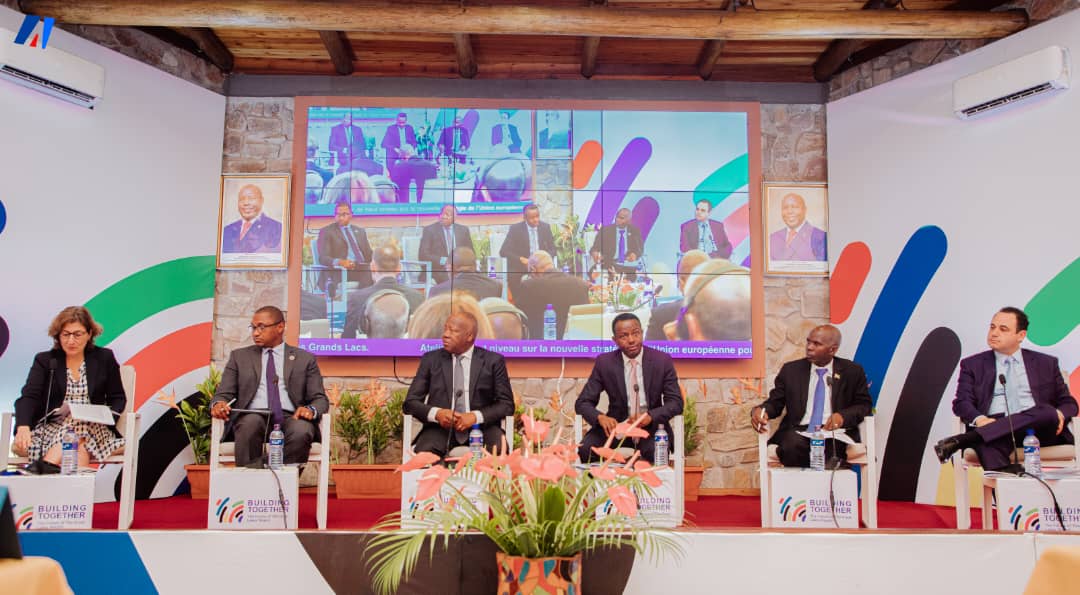LaranjinhaEEAS's tweet photo. La Stratégie #UE pour les #GrandsLacs est en pleine cohérence avec les stratégies @_ICGLR_ @un_greatlakes et @Le_HCR.  Panel d'échanges enrichissant avec @JoaoCaholo @mamadou_dbalde @MAEBurundi @ BelgiumInBuja &amp; @un_greatlakes. https://t.co/WKeGH7cwox