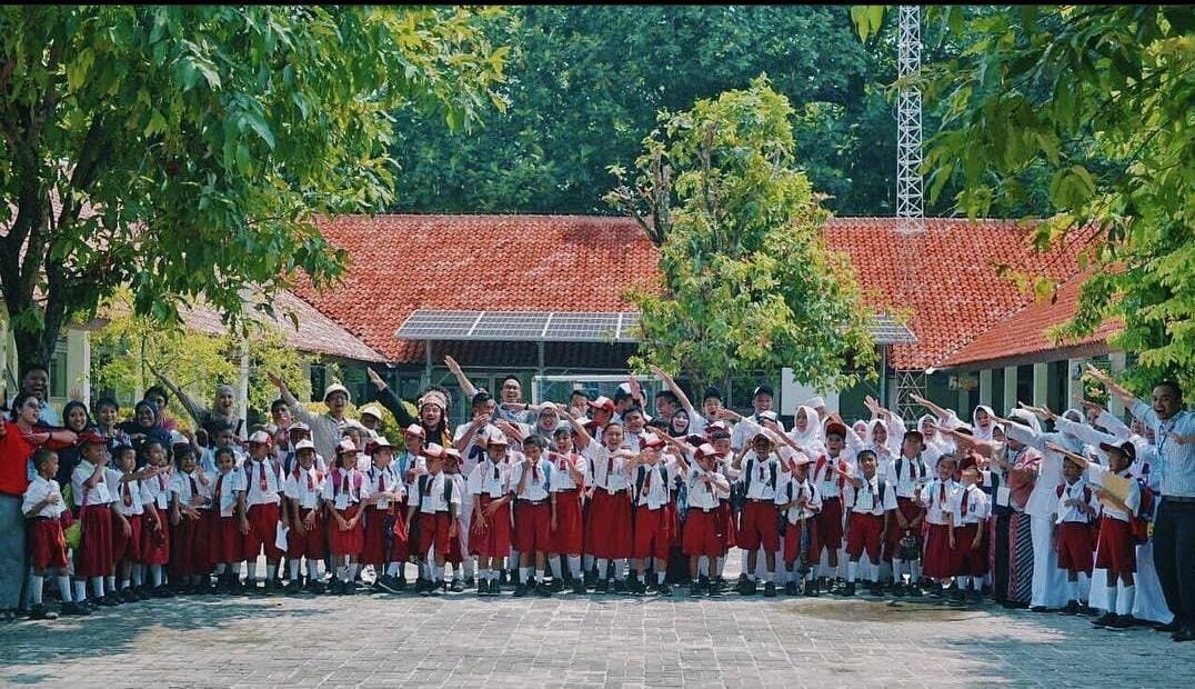 azvyae's tweet photo. Memaknai Adil Makmur untuk Semua dari Pulau Sebira.

Pertama kalinya seorang Gubernur DKI sejak 1989 menapakkan kakinya di pulau bagian dari Jakarta, tapi jaraknya lebih dekat ke Sumatera dibanding ke Jawa. Berisi 600 manusia, sedikitnya jumlah bukan berarti sedikit perhatiannya.