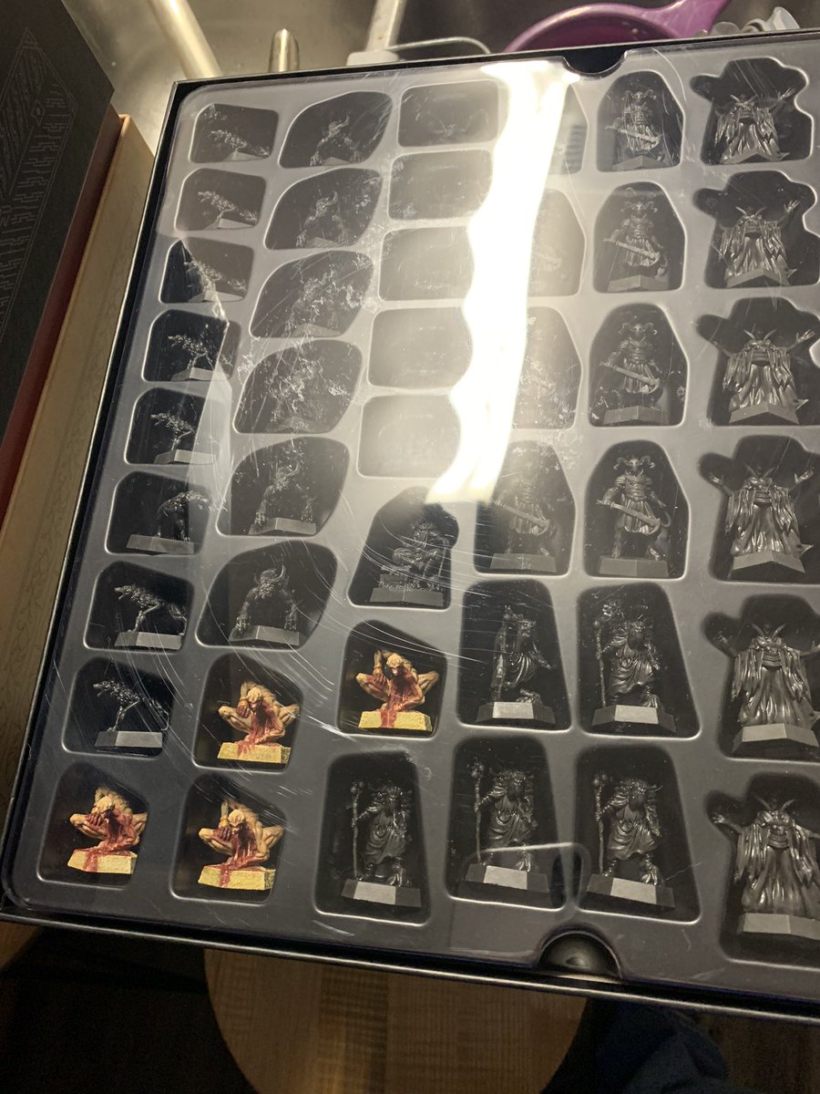 Just finished painting (with a bloody upgrade) my Mormo figurines for my #returntodarktower game. Honestly so proud of them!!

And now that they are sitting snug in their home the others are BEGGING for me to paint them. 

#art #miniatures #minis #painting