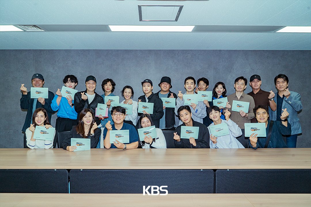 MyloveKBS's tweet photo. [멱살 한번 잡힙시다] 대본리딩 현장! 📸

열연이 돋보이는 대본 리딩 현장 💗
나쁜 놈들 멱살 잡는 기자와
나쁜 놈들 수갑 채우는 강력팀 형사 !!!
믿고 보는 배우들이 선사할 거대한 소용돌이가
안방극장을 강타할 예정 ✨

KBS 새 월화드라마 [멱살 한번 잡힙시다]
2024년 3월 COMING SOON

#KBS #KBSDRAMA #멱살한번잡힙시다 #김하늘 #연우진 #장승조