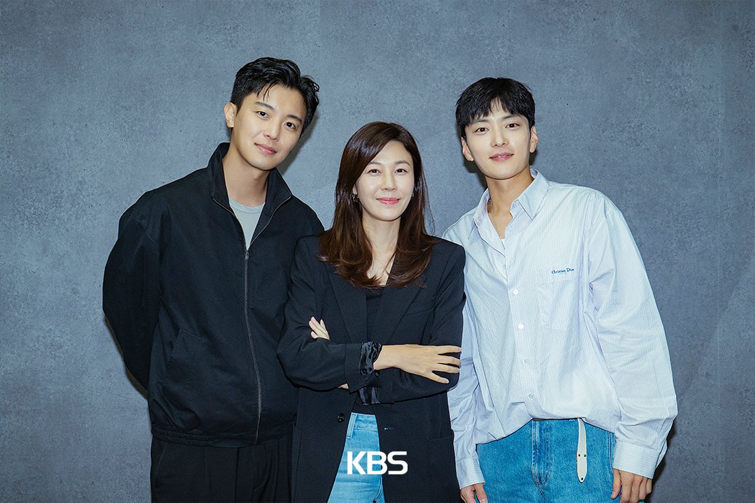 MyloveKBS's tweet photo. [멱살 한번 잡힙시다] 대본리딩 현장! 📸

열연이 돋보이는 대본 리딩 현장 💗
나쁜 놈들 멱살 잡는 기자와
나쁜 놈들 수갑 채우는 강력팀 형사 !!!
믿고 보는 배우들이 선사할 거대한 소용돌이가
안방극장을 강타할 예정 ✨

KBS 새 월화드라마 [멱살 한번 잡힙시다]
2024년 3월 COMING SOON

#KBS #KBSDRAMA #멱살한번잡힙시다 #김하늘 #연우진 #장승조