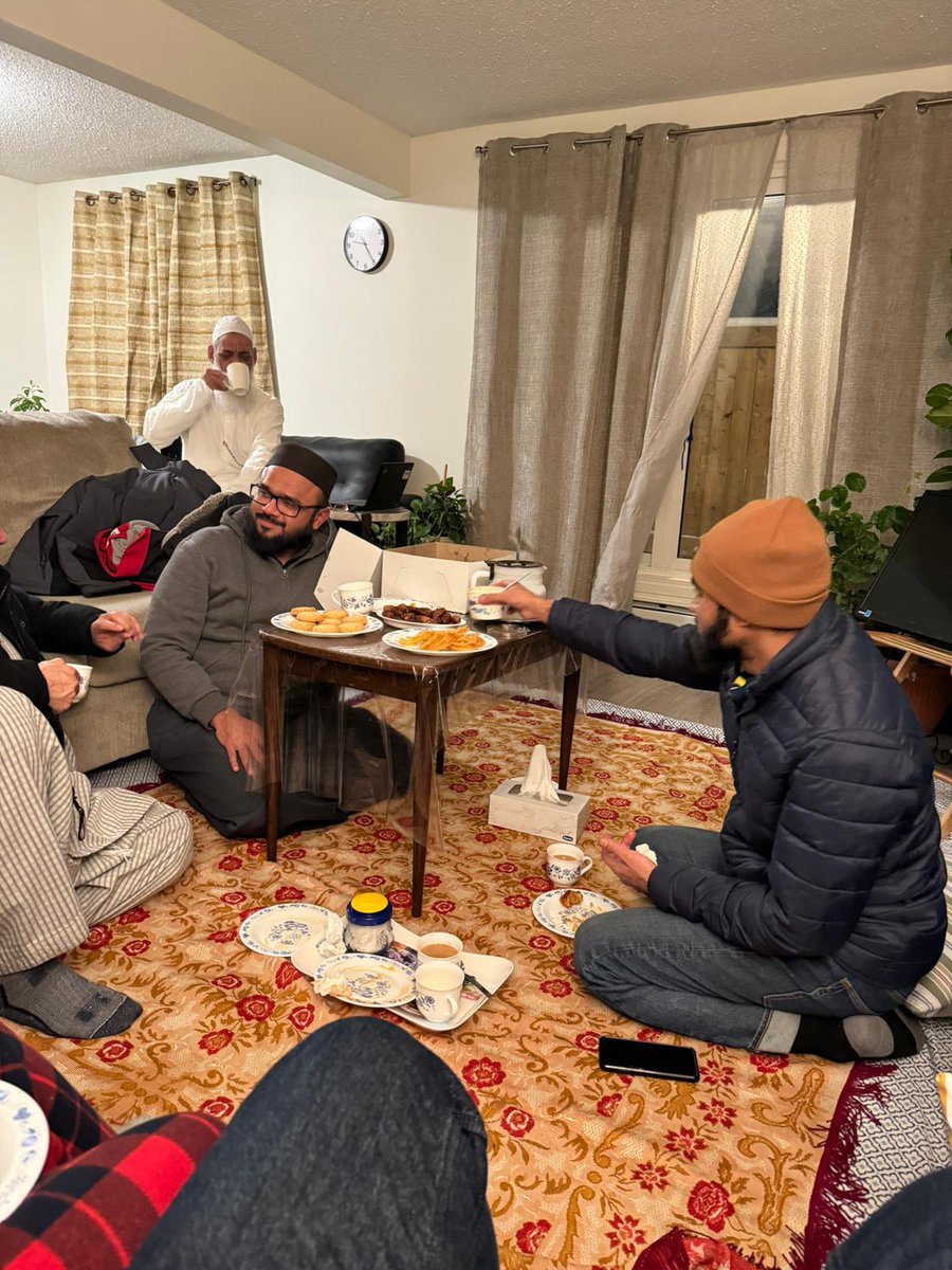 Mufti_Kakakhail's tweet photo. یہ میسج مجھے ابھی کینیڈا سے موصول ہوا ہے 

” السلام وعلیکم و رحمۃ اللہ و برکاتہ ۔
محترم اُستاد جی یہ ہمارے  کینڈا کا البرہان سیرت سرکل ہے۔ ہمارے اُستاد بھائی شکیل سے کل بات ہو رہی تو بتا رہے تھے منفی 50 ڈگری ہے اس لیے شاید آج کی کلاس کینسل کرنی پڑے ۔ مگر تمام ساتھیوں نے کلاس لینے کا ارادہ کیا۔اور کلاس میں 8 لوگ شریک ہوئے ۔ آپ کو سب نے سلام بھیجا ہے۔“

اندازہ لگائیے منفی پچاس ڈگری پر بھی یہ باہمت لوگ سیرت طیبہ پڑھنے کے لیے نہ جانے کتنا کتنا فاصلہ طے کر کے پہنچے ہیں۔ یہ ویڈیو اسی موقع کی ہے اور برف پر جو نشانات آپ کو نظر آ رہے ہیں یہ انہیں ساتھیوں کے قدموں کے ہیں۔ آقاۓ پاک محمد مصطفی صلی اللہ علیہ وسلم سے ان کی امت کی والہانہ محبت اور آقاۓ پاک کی شان محبوبیت ملاحظہ ہو۔ سبحان اللہ