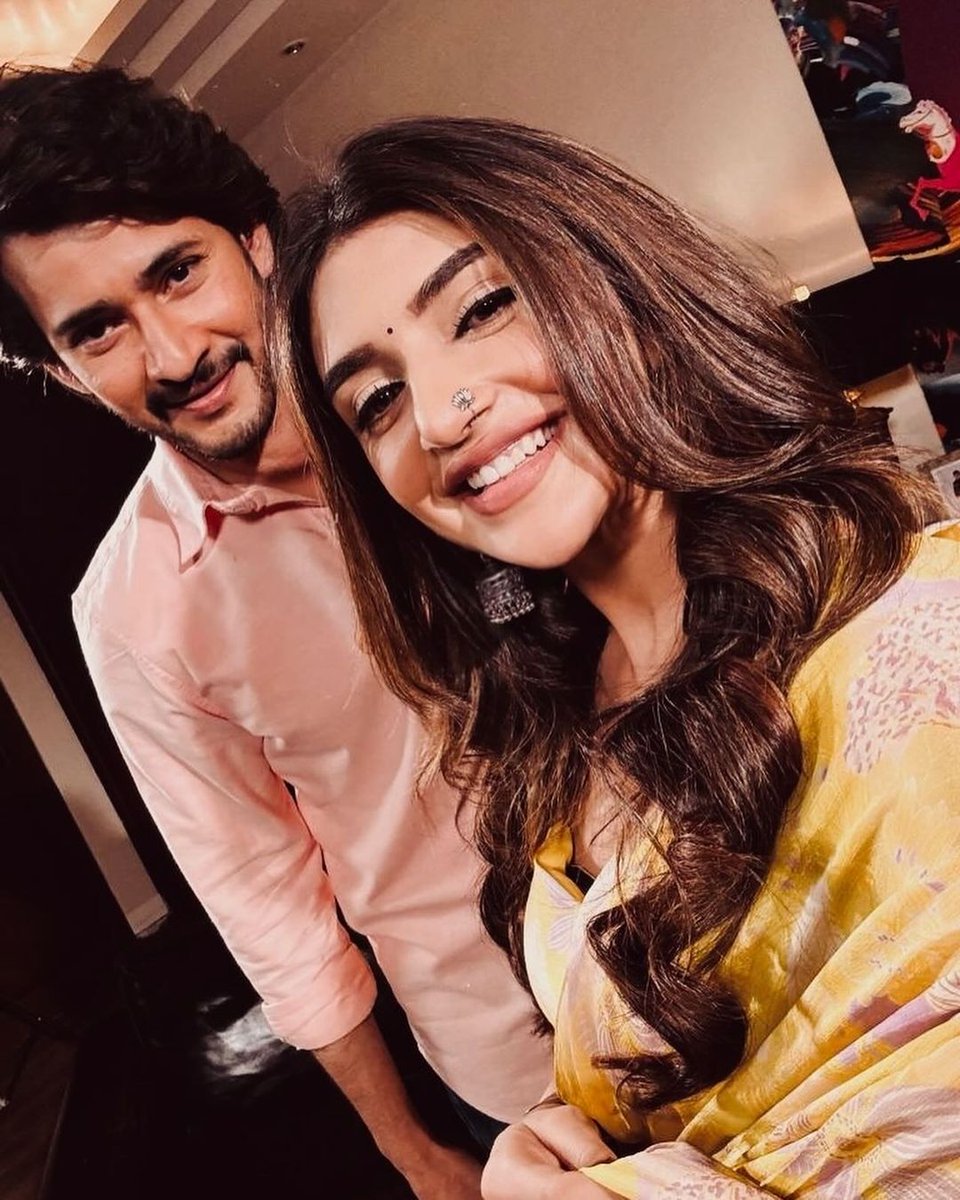 Ragalahariteam's tweet photo. Ramana & Ammu ❣️
And we loved the way @sreeleela14 takes selfies. 🤳
#BlockbusterGunturKaaram #SuccessBash #Sreeleela #MaheshBabu𓃵 #Ragalahari https://t.co/Crg4X41Ndp