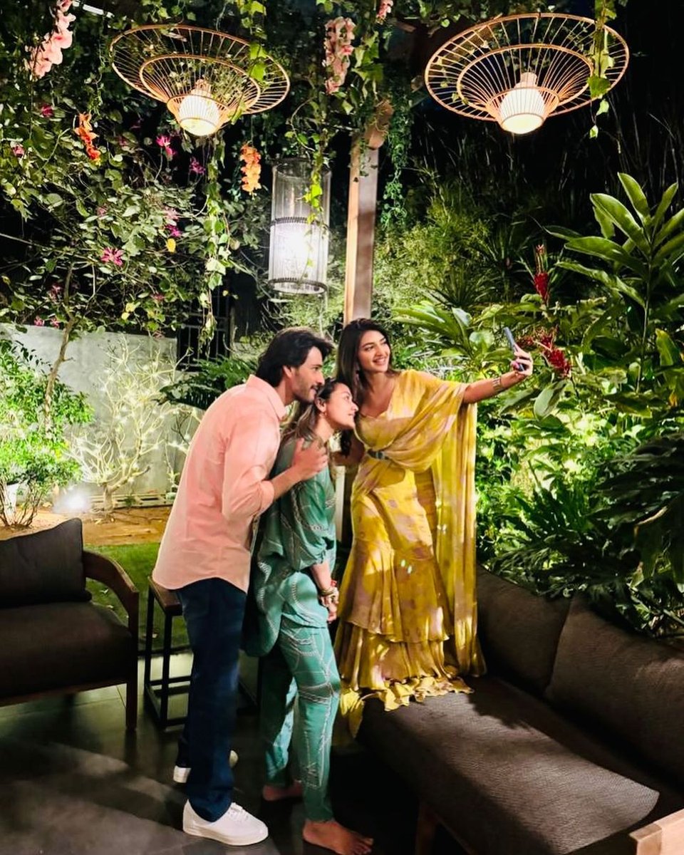 Ragalahariteam's tweet photo. Ramana & Ammu ❣️
And we loved the way @sreeleela14 takes selfies. 🤳
#BlockbusterGunturKaaram #SuccessBash #Sreeleela #MaheshBabu𓃵 #Ragalahari https://t.co/Crg4X41Ndp