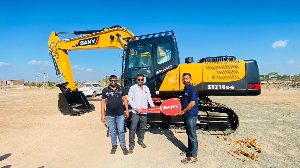 EquipmentsRs's tweet photo. Another SPARCling✴️✴️ delivery by Team RS today!! While SY 210 is getting delivered all across Saurashtra and Kutch, We thank the proud owners for believing in us joining the Sany Parivar!! Many Congratulations 🎉🎉. https://t.co/Ocibkj3YbA