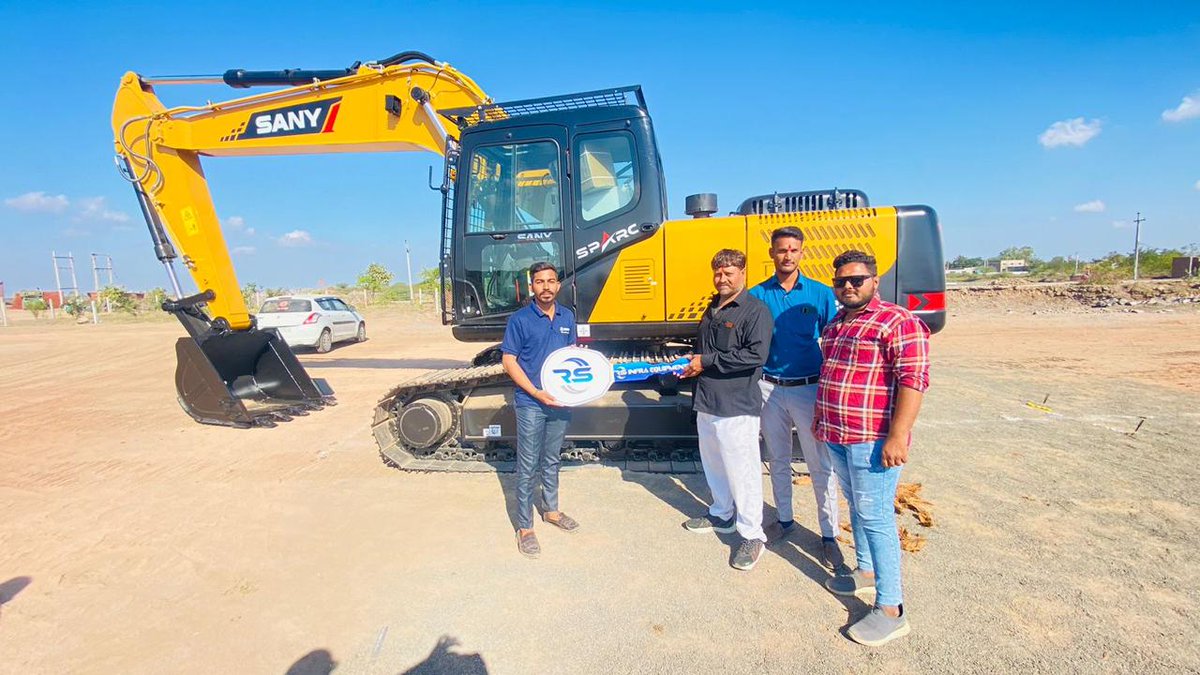 EquipmentsRs's tweet photo. Another SPARCling✴️✴️ delivery by Team RS today!! While SY 210 is getting delivered all across Saurashtra and Kutch, We thank the proud owners for believing in us joining the Sany Parivar!! Many Congratulations 🎉🎉. https://t.co/Ocibkj3YbA
