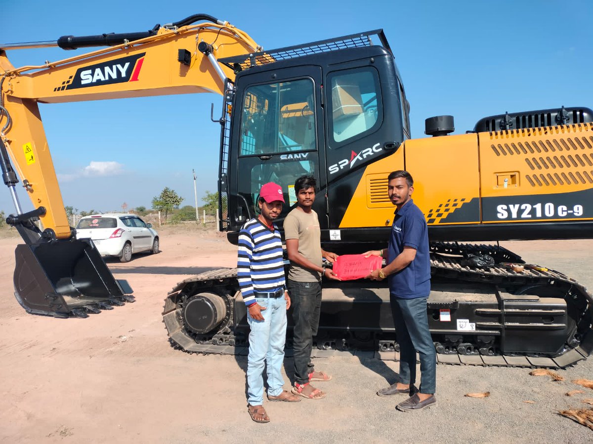 EquipmentsRs's tweet photo. Another SPARCling✴️✴️ delivery by Team RS today!! While SY 210 is getting delivered all across Saurashtra and Kutch, We thank the proud owners for believing in us joining the Sany Parivar!! Many Congratulations 🎉🎉. https://t.co/Ocibkj3YbA