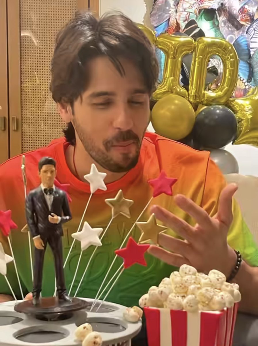 sidharthsbae's tweet photo. the statue, the pictures!! i love how kiara always pays attention to every small details it truly makes me so happy. she always celebrates him in the best way possible ❤️

#HappyBirthdaySidharthMalhotra https://t.co/9k9BERTNeF