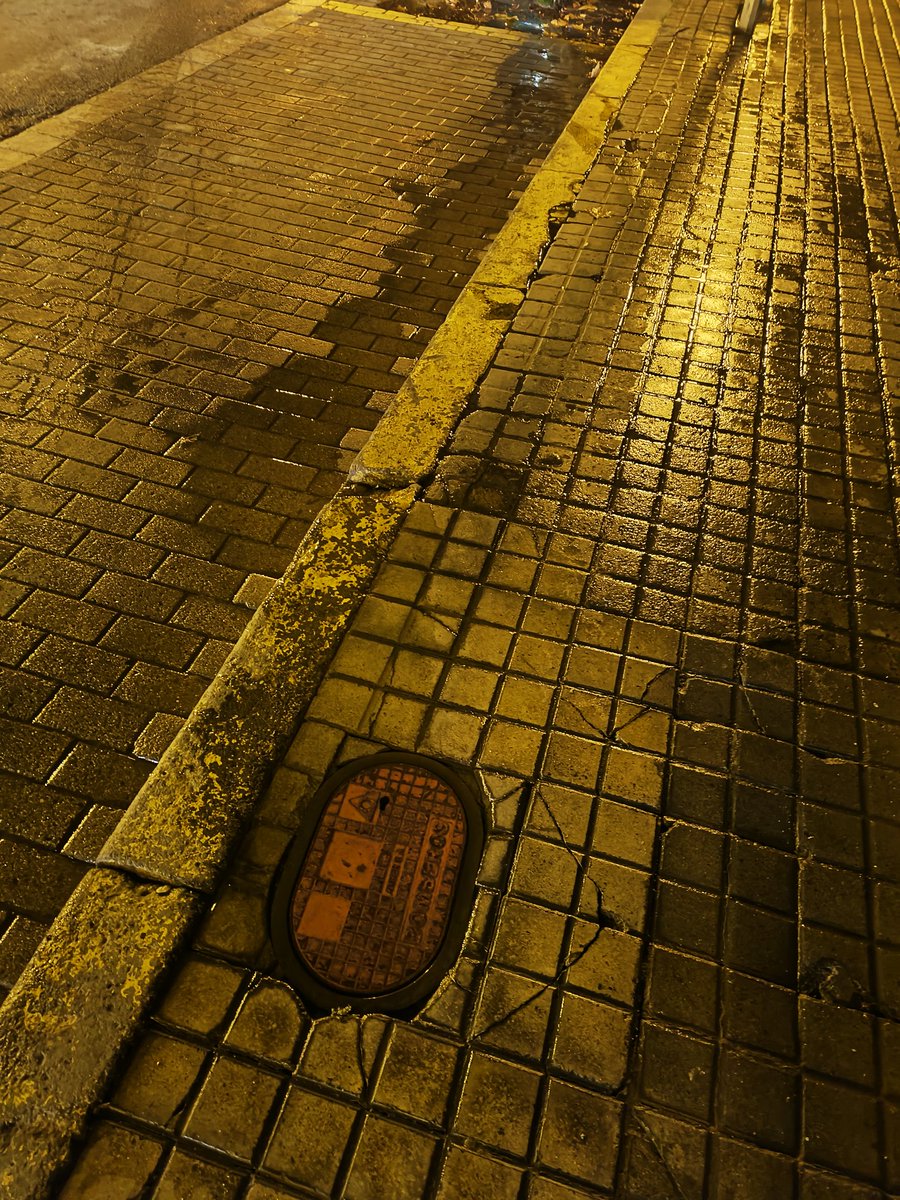 pablodiazflores's tweet photo. Davant l'escola Can Barriga de Badalona hi ha un punt que  dia i nit té una fuita d'aigua. 
Sembla que és difícil tancar el mecanisme i deixa rajar un fil continu i constat en plena sequera.
A veure si aquest tuit serveix per que s'arregli el més ràpid possible.
Som-hi https://t.co/H0HtVX9Nz9
