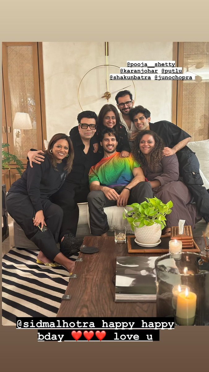 PuneTimesOnline's tweet photo. .@SidMalhotra rings in 39th with #KaranJohar #ShakunBatra & #KiaraAdvani
Catch a sneak peek!
@advani_kiara
#SidKi #SidKiara #HappyBirthdaySidharthMalhotra #HBDSid #KJo #Bollywood https://t.co/na8KN1VcQ3