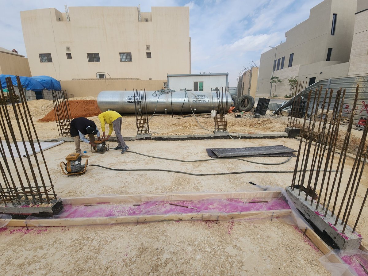 بعد الإنتهاء من أعمال الدفان والدك والترصيص يتم التجهيز لصب كرسي الميدا بسماكة 10سم ويتم بعدها العزل وتركيب قطعة عازل رول قبل البدء بأعمال الحداده للميدا لضمان منع وصول الرطوبة إلى الميدا مستقبلاً