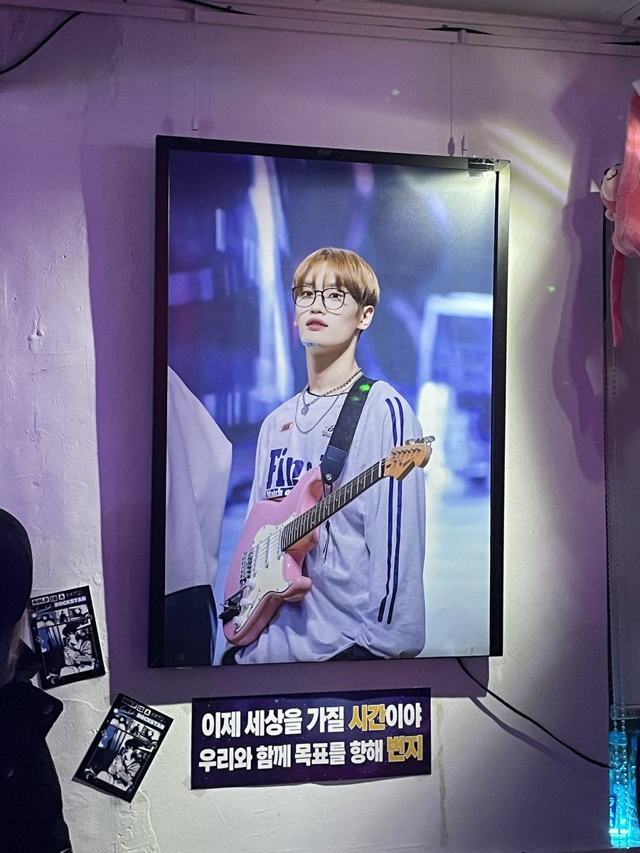geumgeum124077_'s tweet photo. 생카만 돌고 펍은 처음이라서 신선하고 즐거웠어요💜테이블 예약하고 디제잉도 봤는데 준현이 관련된 노래 나올 때 다같이 신나게 즐기는 분위기라 재밌었어요 내부에 있는 전시품들 모두 너무 예뻐서 귀호강 눈호강 제대로 하고 즐기다 갑니당🤤

#저물지_않는_너의_빛_GOLD
#BE_DRUNK_ON_JUNHYEON https://t.co/oLHmYOULCq