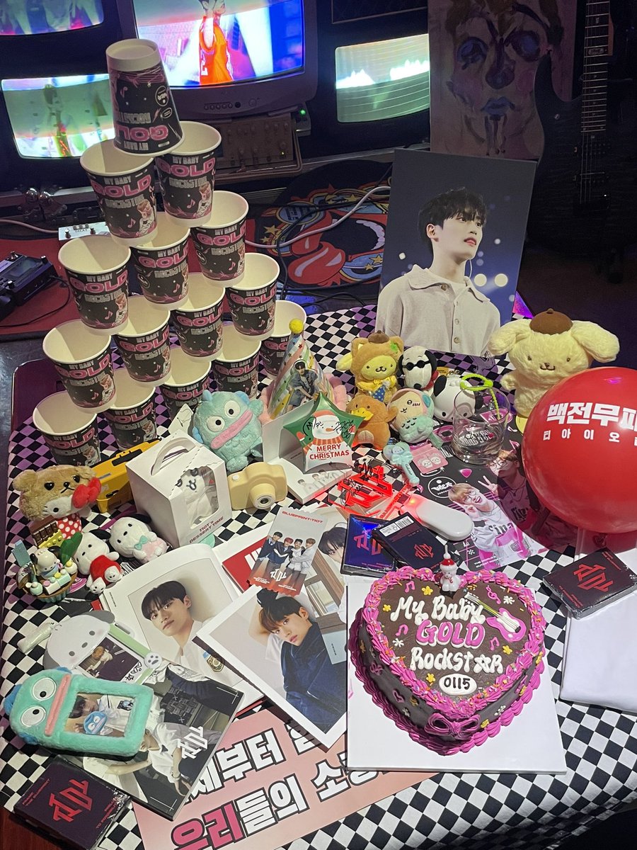 geumgeum124077_'s tweet photo. 생카만 돌고 펍은 처음이라서 신선하고 즐거웠어요💜테이블 예약하고 디제잉도 봤는데 준현이 관련된 노래 나올 때 다같이 신나게 즐기는 분위기라 재밌었어요 내부에 있는 전시품들 모두 너무 예뻐서 귀호강 눈호강 제대로 하고 즐기다 갑니당🤤

#저물지_않는_너의_빛_GOLD
#BE_DRUNK_ON_JUNHYEON https://t.co/oLHmYOULCq
