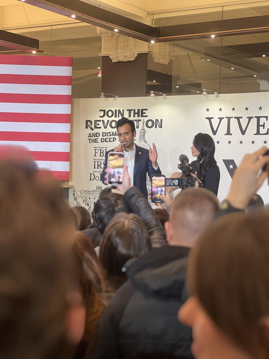 themoodnetwork's tweet photo. I’ve worked 12 - 14 hour days just about every day since September 4th and wouldn’t take back a minute. Couldn’t be more proud of @VivekGRamaswamy and the @vivek2024 team @TriciaOhio @benyoho @zhenry @gavinmchughh @CSUNSHINE.

May we meet again in warmer weather Des Moines. 🇺🇸 https://t.co/tyP8ILB1Hr