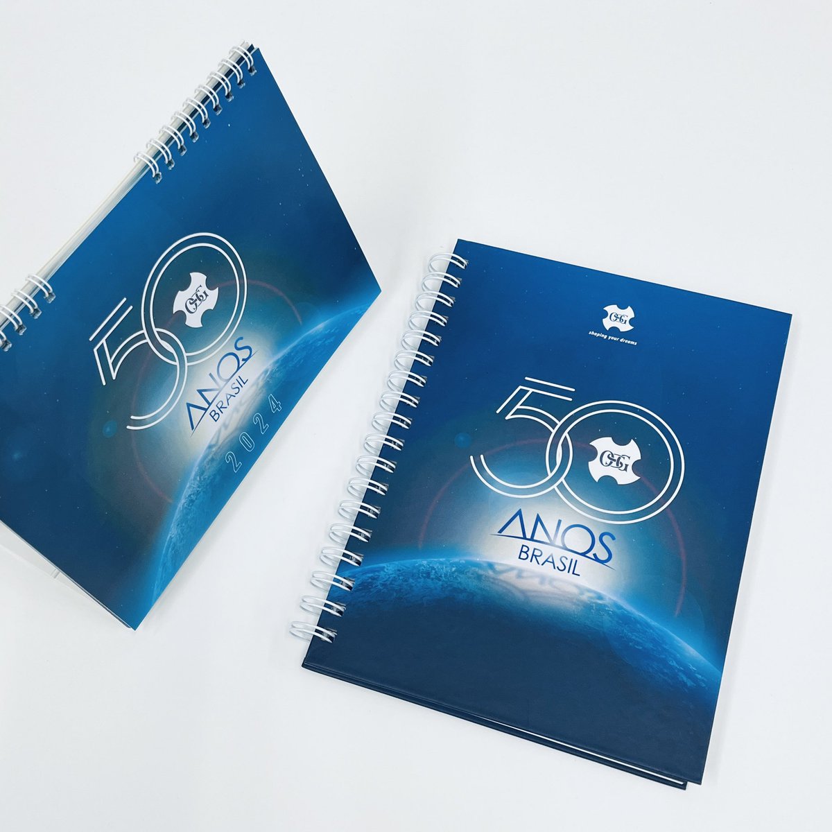 OSGCorporation's tweet photo. 2024 desktop calendar and notebook made by our team at OSG Sulamericana 🇧🇷
This year, OSG Sulamericana will celebrate its 50th anniversary 🎉
#OSGLife #LifeAtOSG
#OSGSulamericana #OSGBrazil https://t.co/56OXqQaaVs