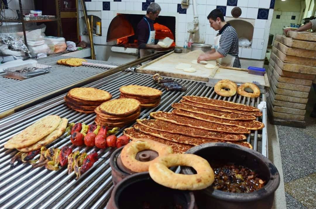 #Malatya Yeşilyurt ve bağlı köylerin (Gündüzbey, Banazı, Kilayik, Barguzu, Tecde ve Çilesiz) öyle bir fırın kültürü var ki, 44 çeşit ekmek ve yemek yaptırabilirsiniz. Bu zengin mahalli kültürü dünyanın hiçbir yerinde bulamazsınız.